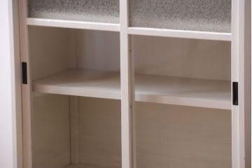 アンティーク家具　ペイント　引き出し2杯付き!ダイヤガラス入りアンティーク戸棚(収納棚)(2)