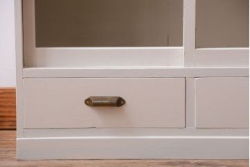 アンティーク家具　ペイント　引き出し2杯付き!ダイヤガラス入りアンティーク戸棚(収納棚)(2)