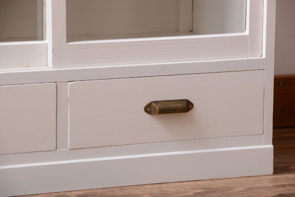 アンティーク家具　ペイント　引き出し2杯付き!ダイヤガラス入りアンティーク戸棚(収納棚)(2)