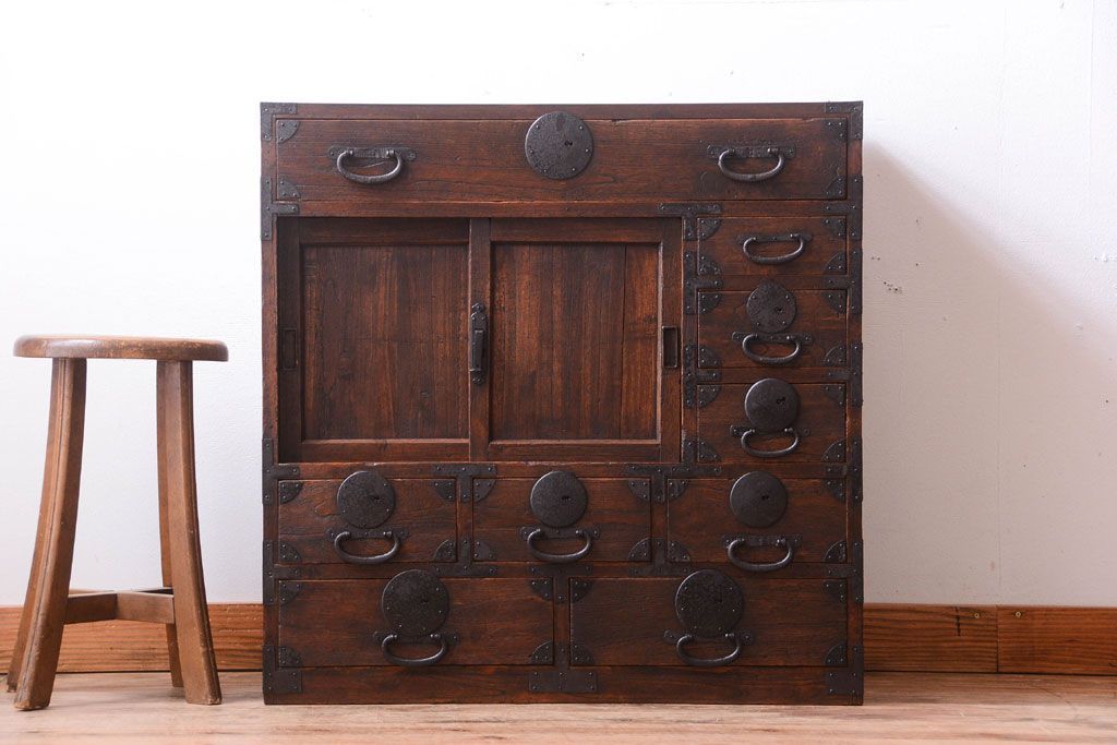 アンティーク家具　古民具・骨董　総桐材の小ぶりな古い帳場箪笥(桐箪笥、桐たんす)