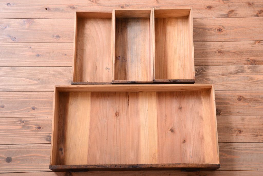 アンティーク家具　古民具・骨董　総桐材の小ぶりな古い帳場箪笥(桐箪笥、桐たんす)