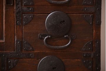 アンティーク家具　古民具・骨董　総桐材の小ぶりな古い帳場箪笥(桐箪笥、桐たんす)