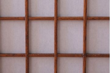 アンティーク家具　和製アンティーク　障子戸!古い木の小ぶりな戸棚