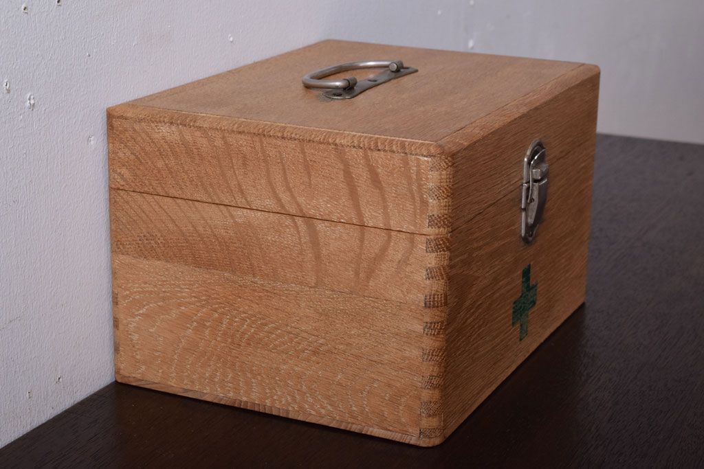 アンティーク雑貨　昭和レトロ　古い木製の小さな救急箱(木箱・小箱・小物収納箱)