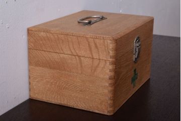 アンティーク雑貨　昭和レトロ　古い木製の小さな救急箱(木箱・小箱・小物収納箱)