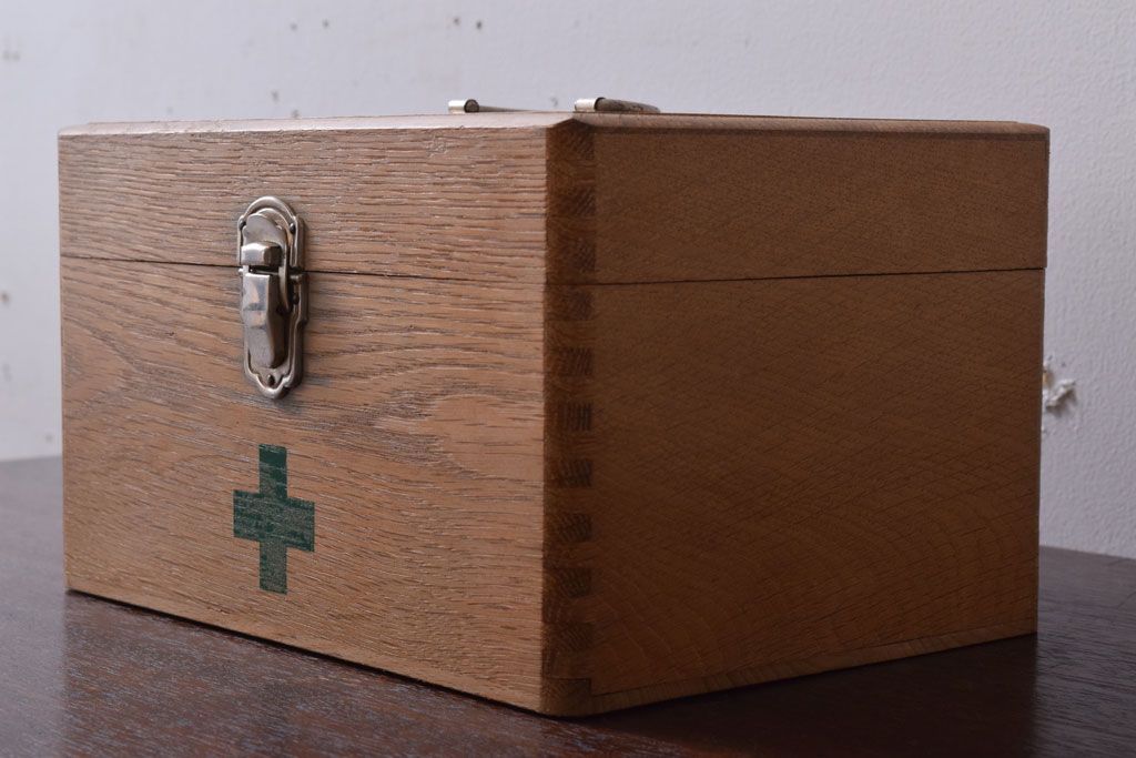 アンティーク雑貨　昭和レトロ　古い木製の小さな救急箱(木箱・小箱・小物収納箱)