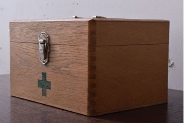 アンティーク雑貨　昭和レトロ　古い木製の小さな救急箱(木箱・小箱・小物収納箱)