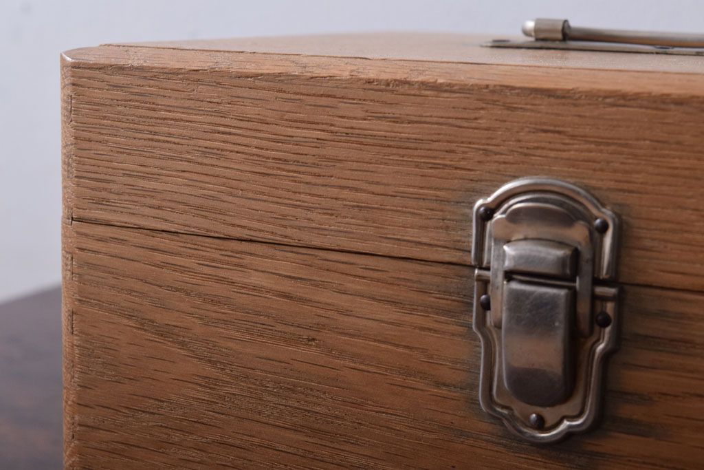 アンティーク雑貨　昭和レトロ　古い木製の小さな救急箱(木箱・小箱・小物収納箱)