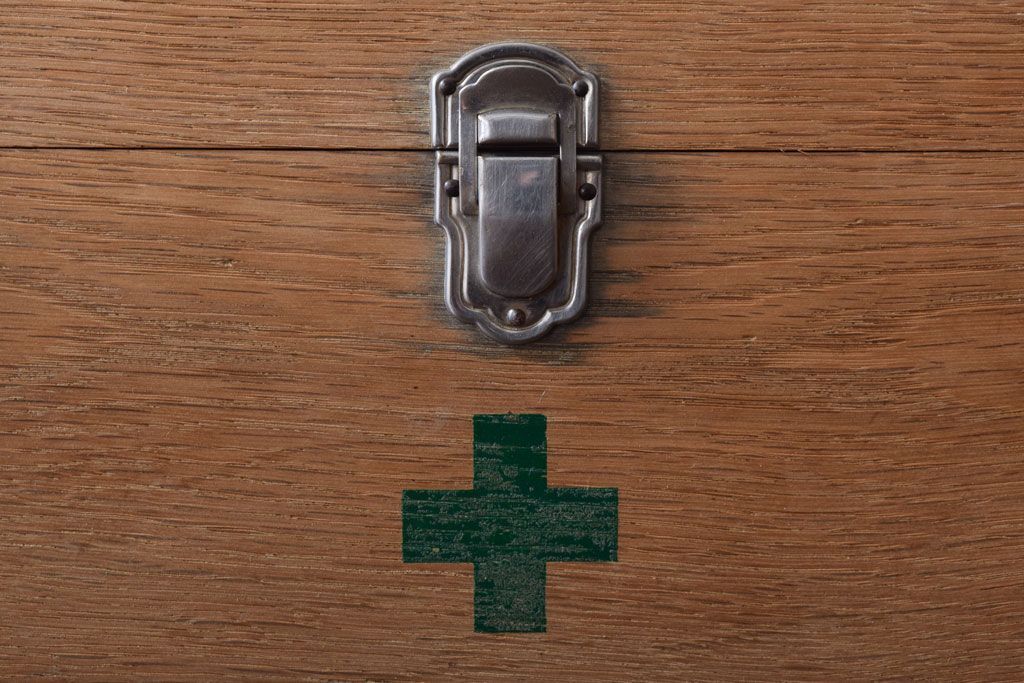 アンティーク雑貨　昭和レトロ　古い木製の小さな救急箱(木箱・小箱・小物収納箱)