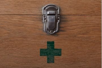 アンティーク雑貨　昭和レトロ　古い木製の小さな救急箱(木箱・小箱・小物収納箱)