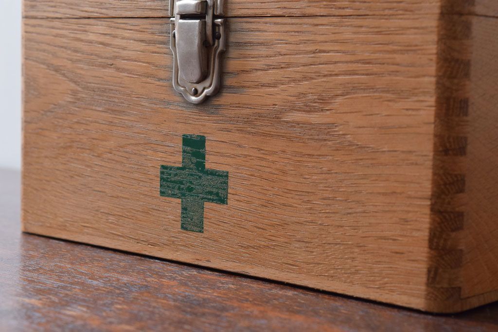 アンティーク雑貨　昭和レトロ　古い木製の小さな救急箱(木箱・小箱・小物収納箱)