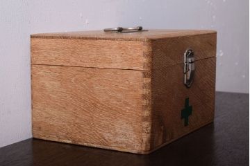 アンティーク雑貨　昭和レトロ　古い木製の小さな救急箱(木箱・小箱・小物収納箱)(2)