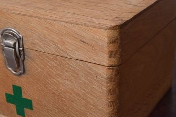 アンティーク雑貨　昭和レトロ　古い木製の小さな救急箱(木箱・小箱・小物収納箱)(2)