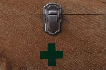 アンティーク雑貨　昭和レトロ　古い木製の小さな救急箱(木箱・小箱・小物収納箱)(2)