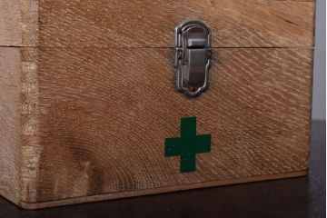 アンティーク雑貨　昭和レトロ　古い木製の小さな救急箱(木箱・小箱・小物収納箱)(2)