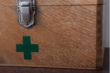 アンティーク雑貨　昭和レトロ　古い木製の小さな救急箱(木箱・小箱・小物収納箱)(2)