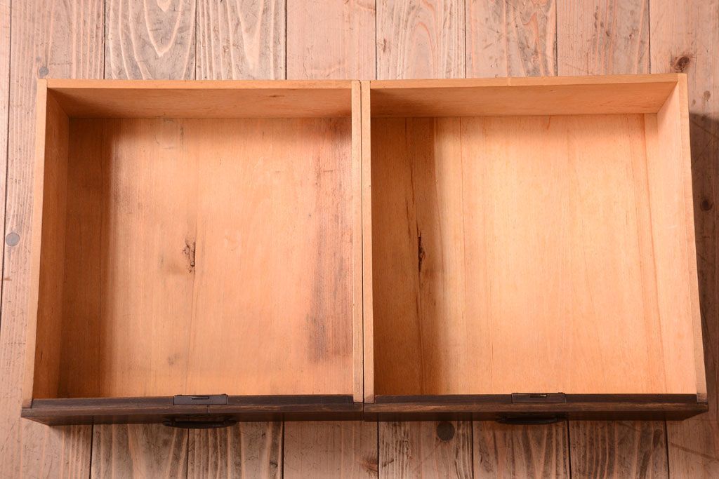 アンティーク家具　古民具・骨董　大正〜昭和期　横桟引き戸の収納箪笥