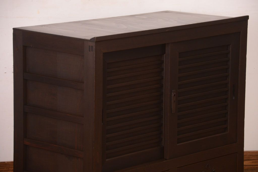 アンティーク家具　古民具・骨董　大正〜昭和期　横桟引き戸の収納箪笥