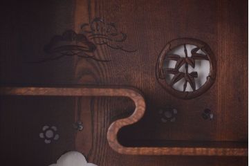 アンティーク家具　和製アンティーク　透かし彫り!前面タモ材の重ね茶箪笥