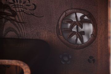 アンティーク家具　和製アンティーク　透かし彫り!前面タモ材の重ね茶箪笥