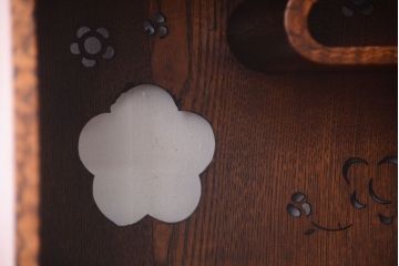 アンティーク家具　和製アンティーク　透かし彫り!前面タモ材の重ね茶箪笥