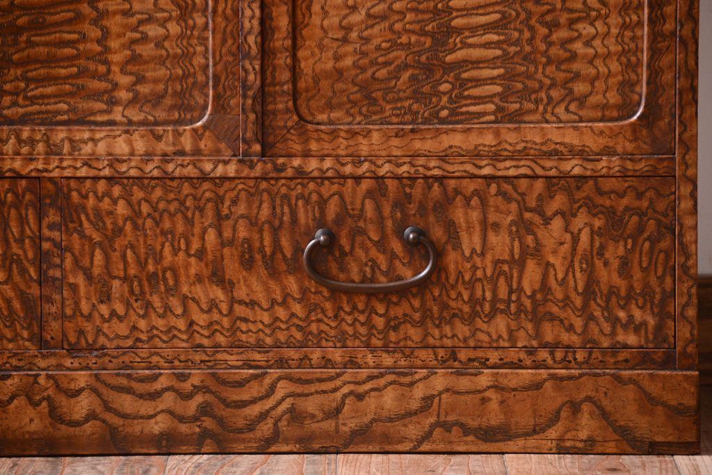 アンティーク家具　和製アンティーク　透かし彫り!前面タモ材の重ね茶箪笥