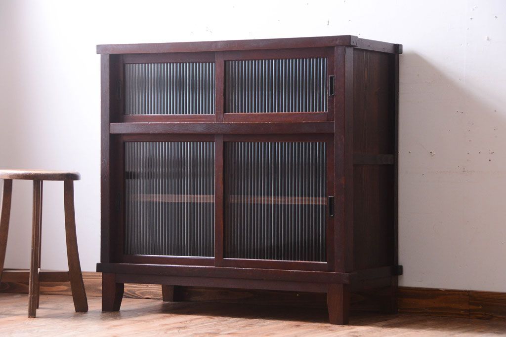 アンティーク家具　和製アンティーク　モールガラス引き戸の脚付きサイドボード(収納棚)