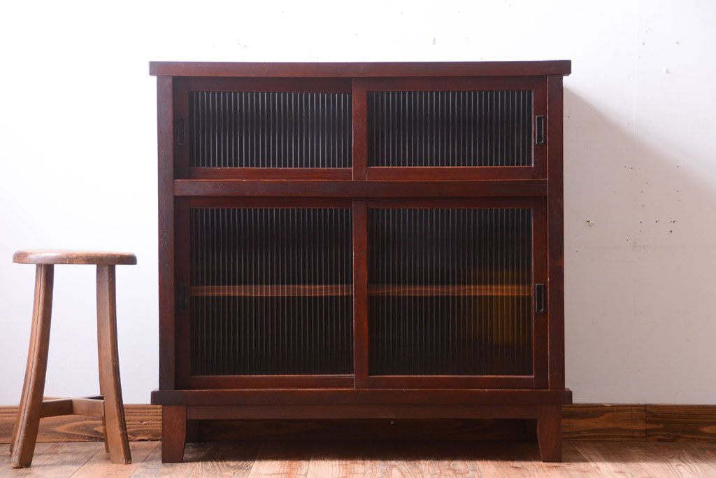 アンティーク家具　和製アンティーク　モールガラス引き戸の脚付きサイドボード(収納棚)