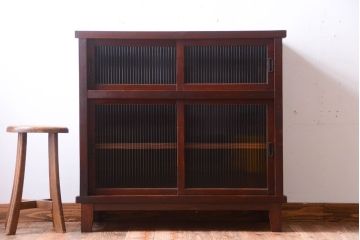 アンティーク家具　和製アンティーク　モールガラス引き戸の脚付きサイドボード(収納棚)