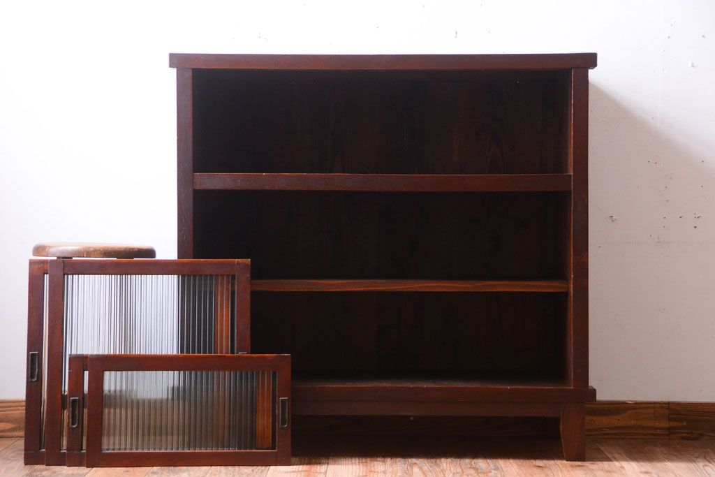 アンティーク家具　和製アンティーク　モールガラス引き戸の脚付きサイドボード(収納棚)