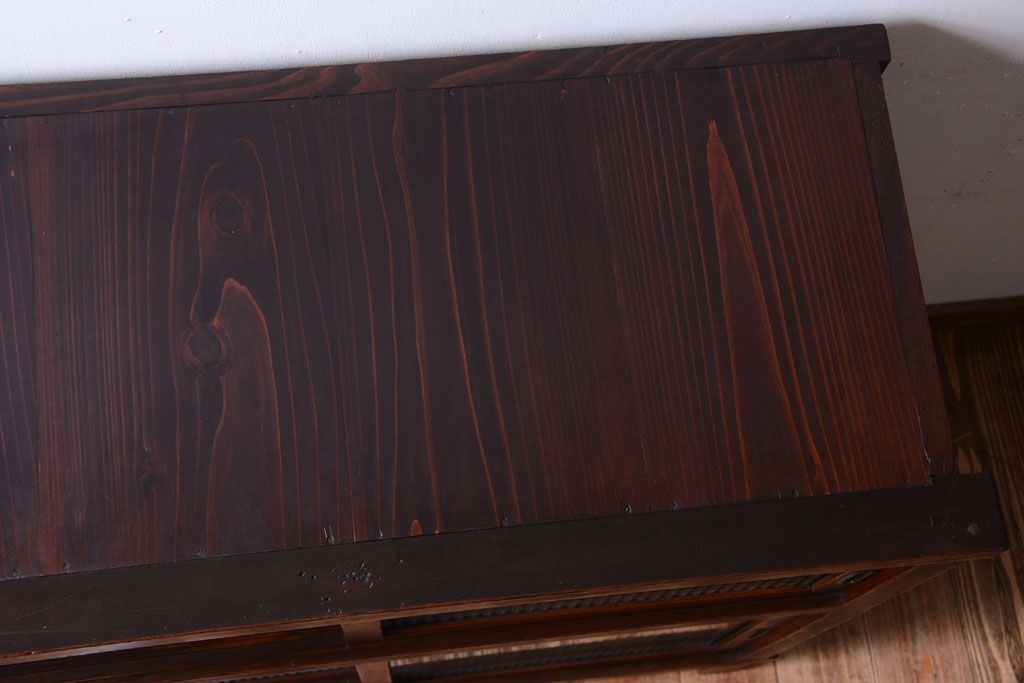 アンティーク家具　和製アンティーク　モールガラス引き戸の脚付きサイドボード(収納棚)