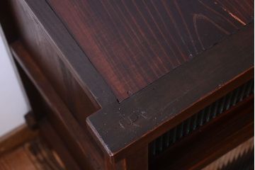 アンティーク家具　和製アンティーク　モールガラス引き戸の脚付きサイドボード(収納棚)