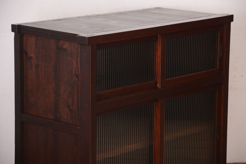 アンティーク家具　和製アンティーク　モールガラス引き戸の脚付きサイドボード(収納棚)