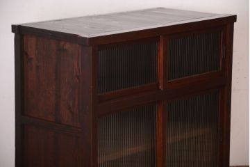 アンティーク家具　和製アンティーク　モールガラス引き戸の脚付きサイドボード(収納棚)