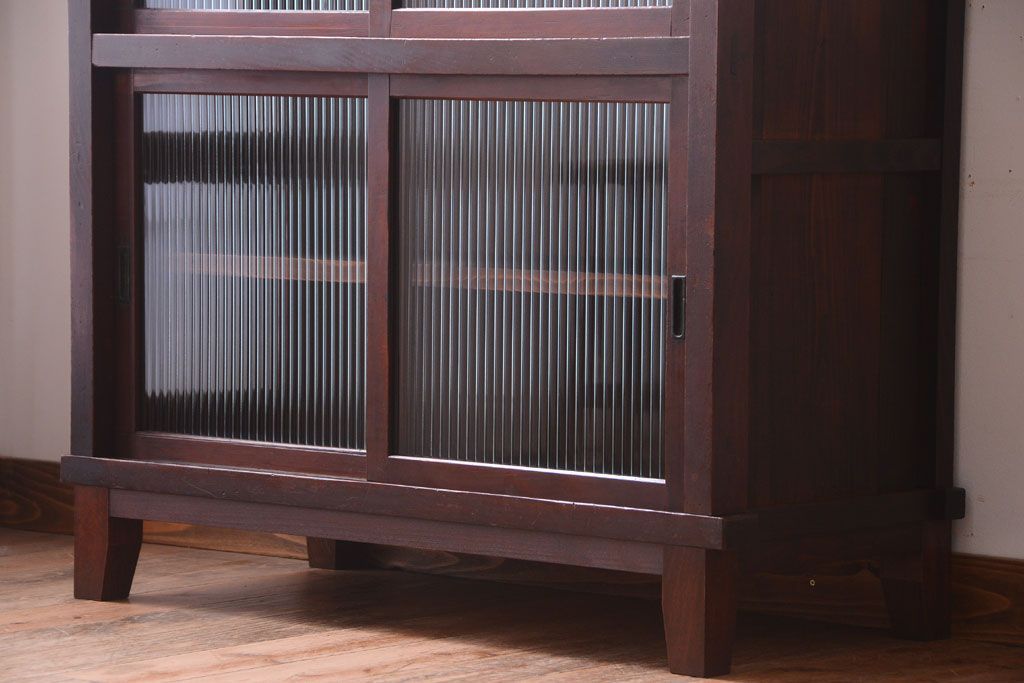 アンティーク家具　和製アンティーク　モールガラス引き戸の脚付きサイドボード(収納棚)