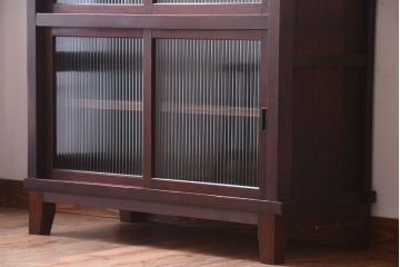 アンティーク家具　和製アンティーク　モールガラス引き戸の脚付きサイドボード(収納棚)