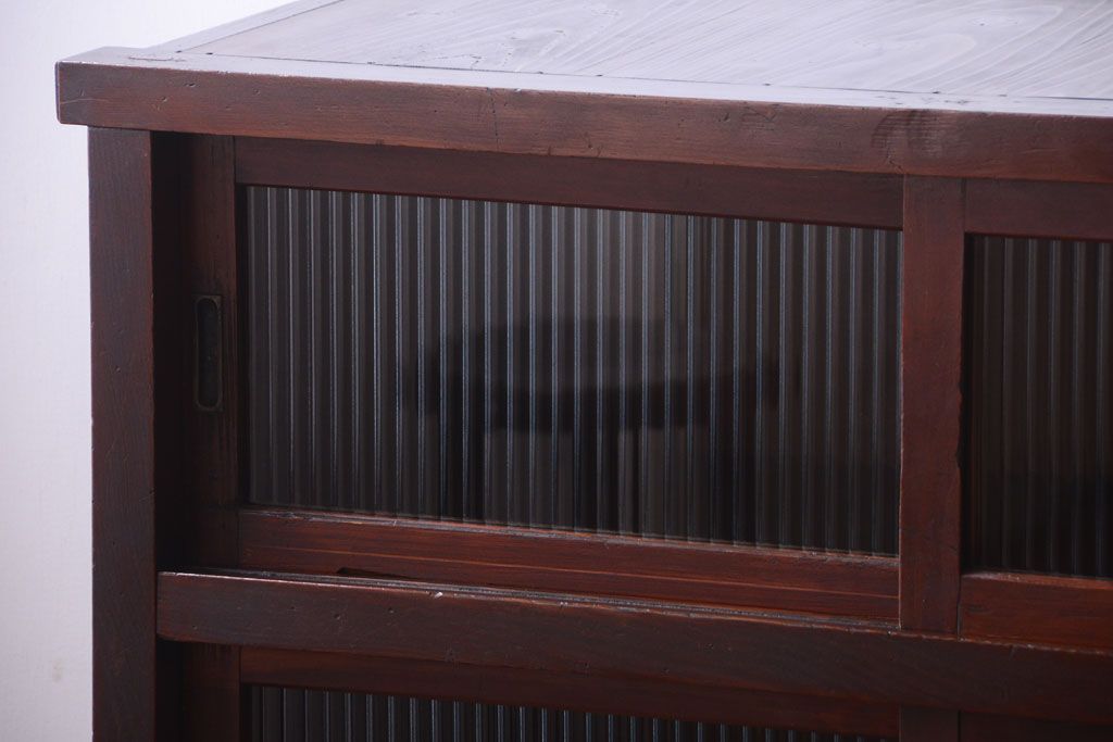 アンティーク家具　和製アンティーク　モールガラス引き戸の脚付きサイドボード(収納棚)