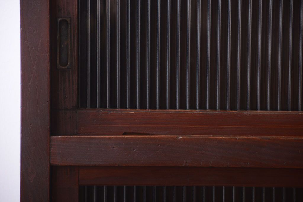 アンティーク家具　和製アンティーク　モールガラス引き戸の脚付きサイドボード(収納棚)