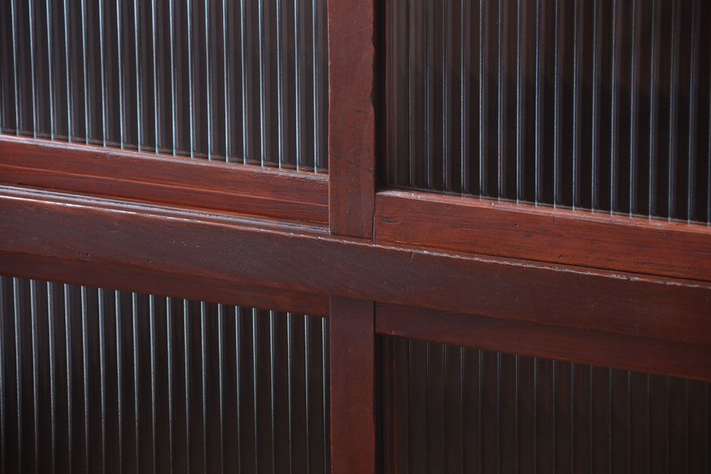 アンティーク家具　和製アンティーク　モールガラス引き戸の脚付きサイドボード(収納棚)