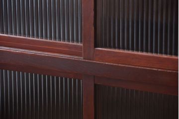 アンティーク家具　和製アンティーク　モールガラス引き戸の脚付きサイドボード(収納棚)