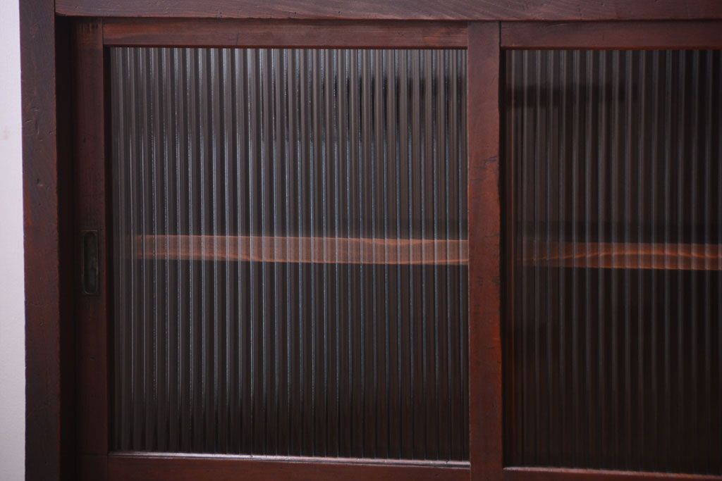 アンティーク家具　和製アンティーク　モールガラス引き戸の脚付きサイドボード(収納棚)