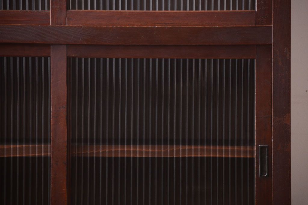 アンティーク家具　和製アンティーク　モールガラス引き戸の脚付きサイドボード(収納棚)