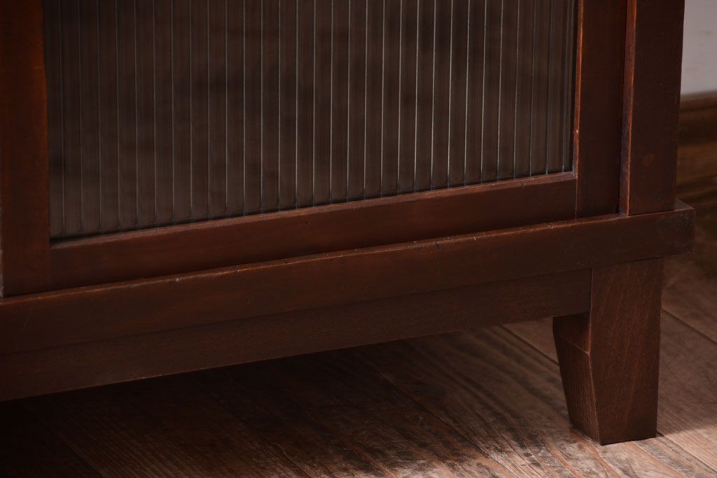 アンティーク家具　和製アンティーク　モールガラス引き戸の脚付きサイドボード(収納棚)