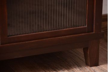 アンティーク家具　和製アンティーク　モールガラス引き戸の脚付きサイドボード(収納棚)