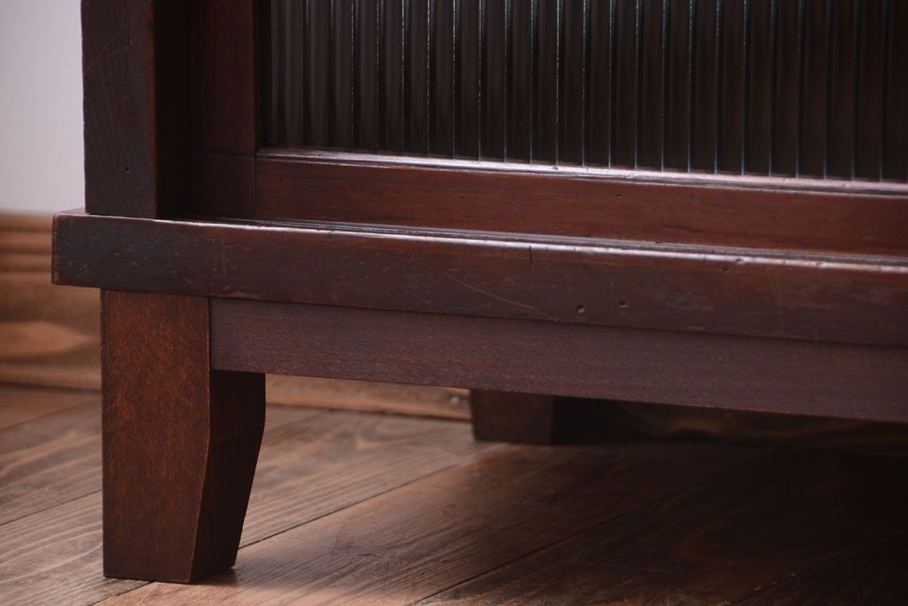 アンティーク家具　和製アンティーク　モールガラス引き戸の脚付きサイドボード(収納棚)