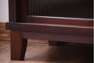 アンティーク家具　和製アンティーク　モールガラス引き戸の脚付きサイドボード(収納棚)