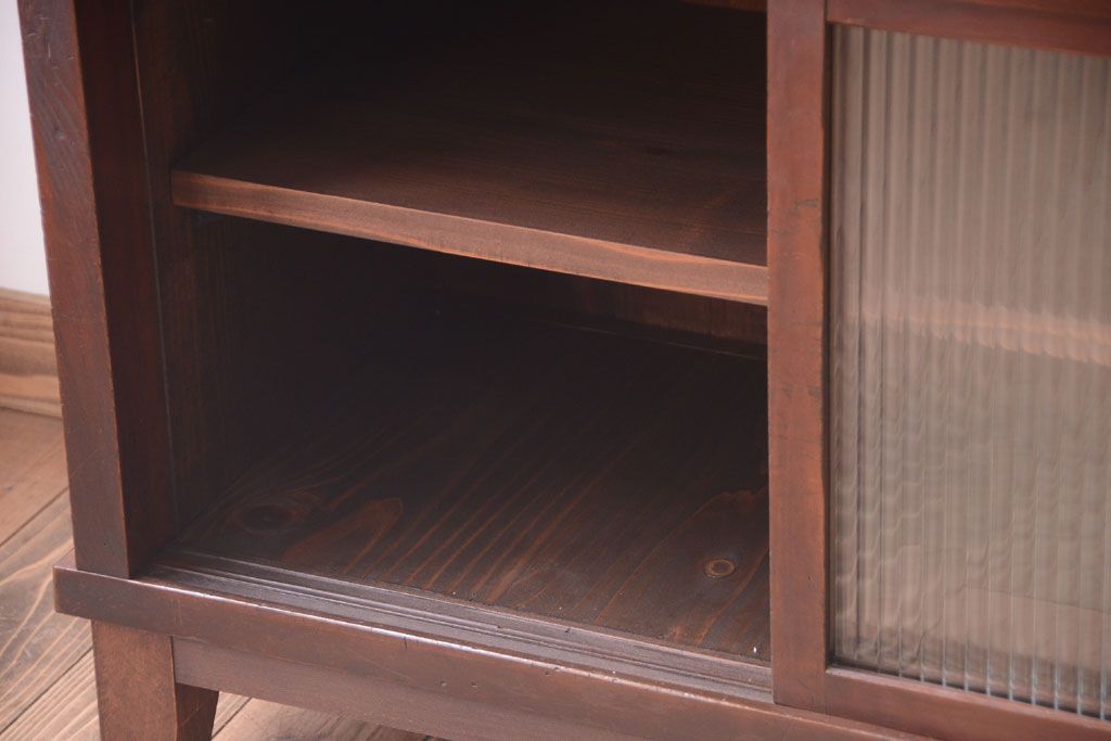 アンティーク家具　和製アンティーク　モールガラス引き戸の脚付きサイドボード(収納棚)