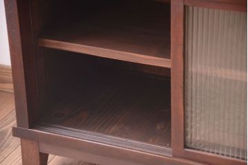 アンティーク家具　和製アンティーク　モールガラス引き戸の脚付きサイドボード(収納棚)