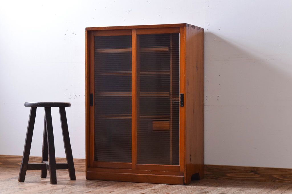 レトロ家具　和製アンティーク　モールガラス引き戸のレトロな収納棚