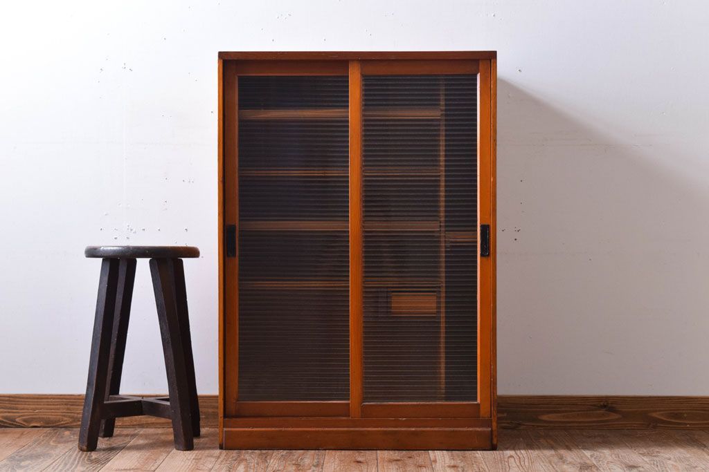 レトロ家具　和製アンティーク　モールガラス引き戸のレトロな収納棚